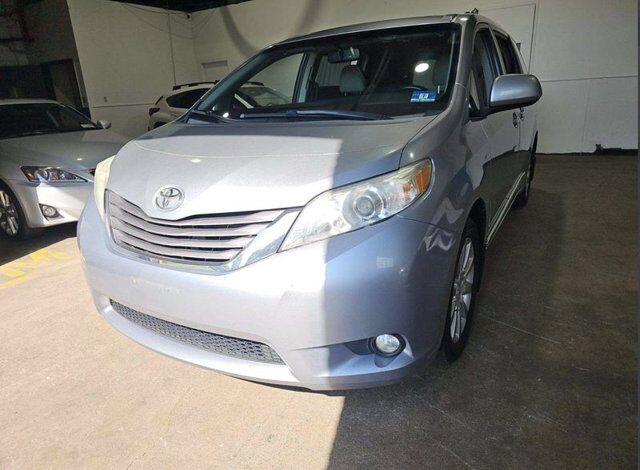 2016 Toyota Sienna XLE Premium 7 Passenger — photo 1 of 13
