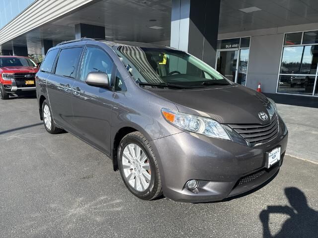 2016 Toyota Sienna XLE 7-Passenger — photo 1 of 26