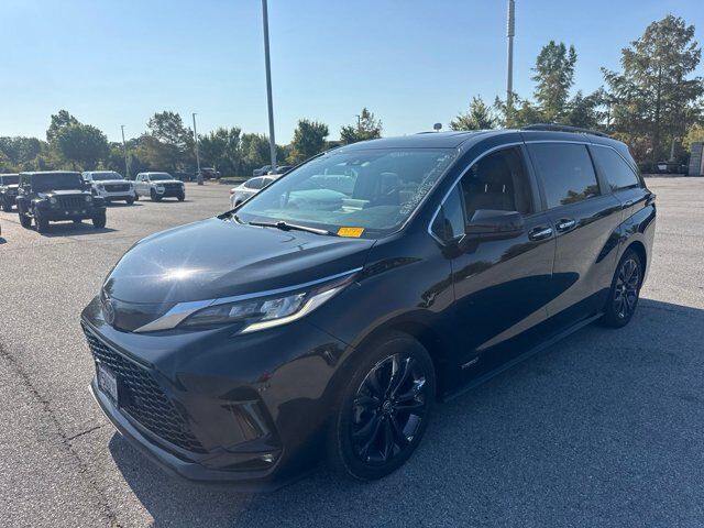 2021 Toyota Sienna XSE — photo 1 of 15