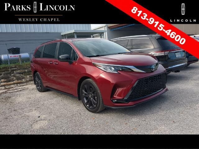 2024 Toyota Sienna XSE 7-Passenger — photo 1 of 13