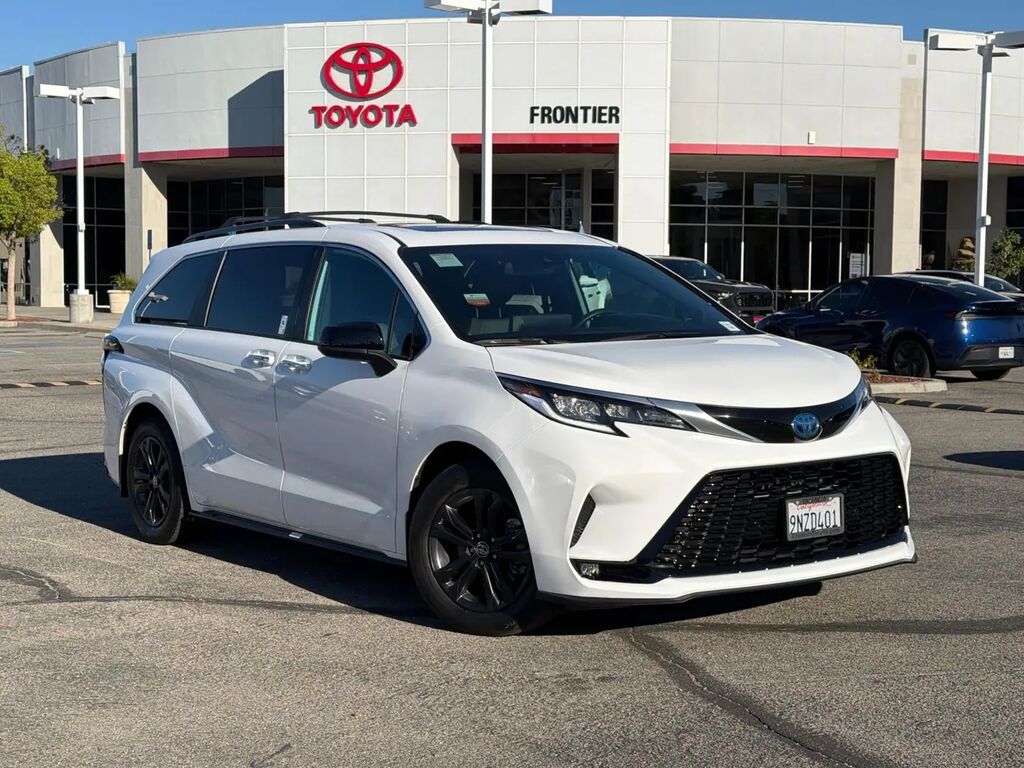 2024 Toyota Sienna XSE 7-Passenger — photo 1 of 13