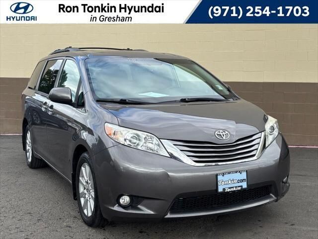 2017 Toyota Sienna XLE 7-Passenger — photo 1 of 12
