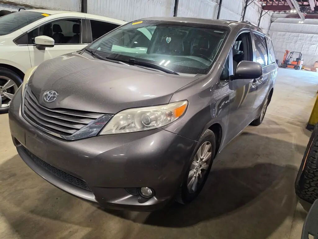 2017 Toyota Sienna XLE 7-Passenger — photo 1 of 11