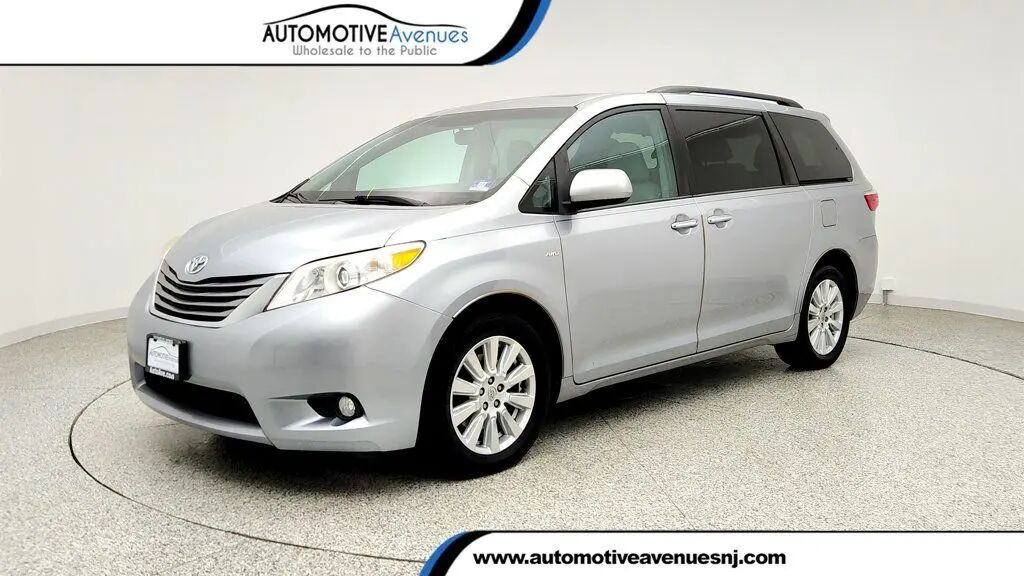 2017 Toyota Sienna XLE 7-Passenger — photo 1 of 7