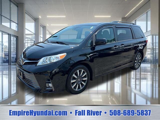 2018 Toyota Sienna XLE 7-Passenger — photo 1 of 26