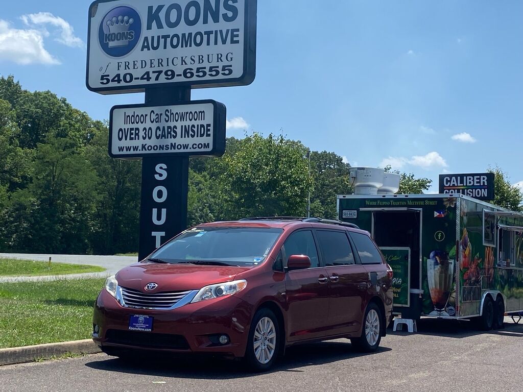 2017 Toyota Sienna — photo 1 of 13