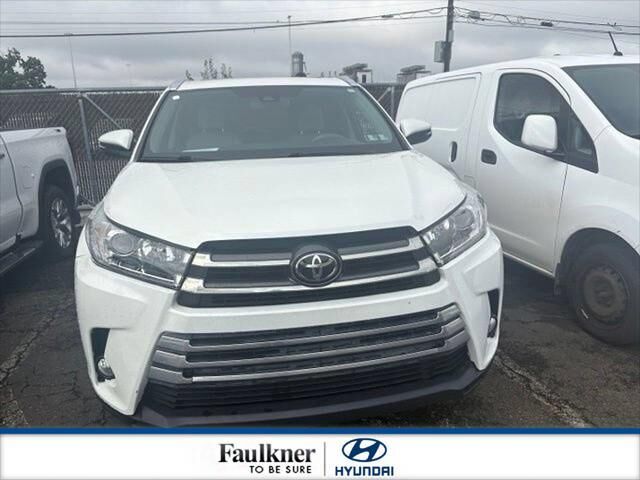 2017 Toyota Highlander Limited — photo 1 of 27
