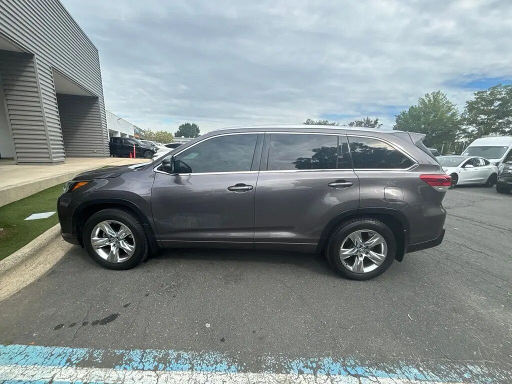 2019 Toyota Highlander Limited — photo 1 of 13