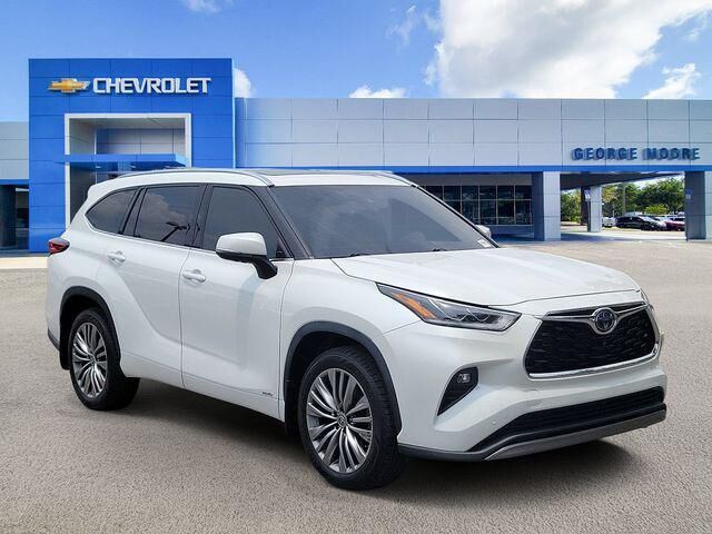 2022 Toyota Highlander Hybrid Platinum — photo 1 of 39