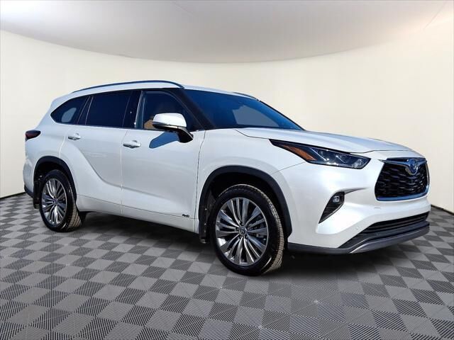 2022 Toyota Highlander Hybrid Platinum — photo 1 of 13
