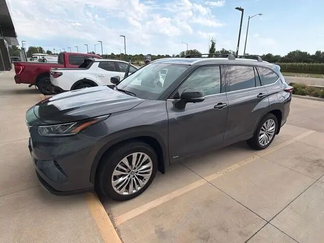2024 Toyota Highlander Hybrid Platinum — photo 1 of 2