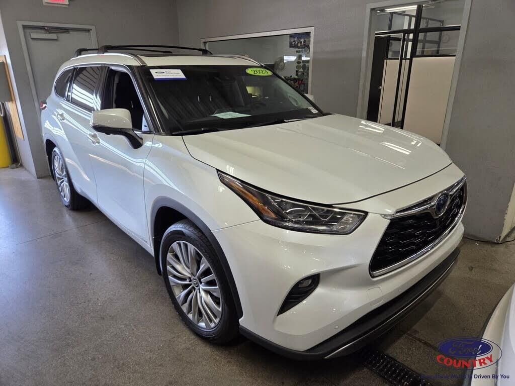 2023 Toyota Highlander Hybrid Platinum — photo 1 of 1