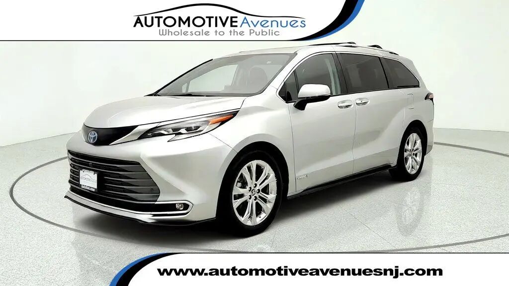 2021 Toyota Sienna Platinum 7-Passenger — photo 1 of 13