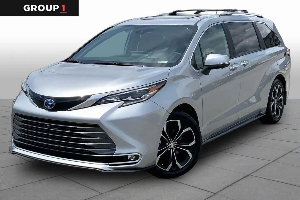 2025 Toyota Sienna Platinum 7-Passenger — photo 1 of 13