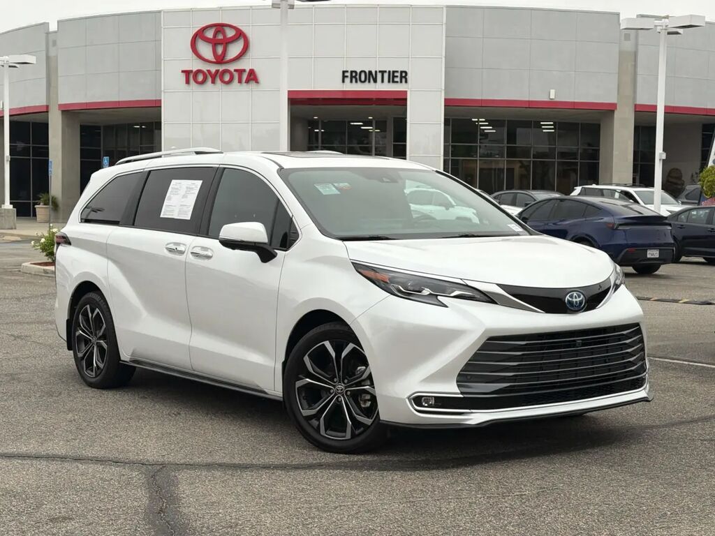 2025 Toyota Sienna Platinum 7-Passenger — photo 1 of 26
