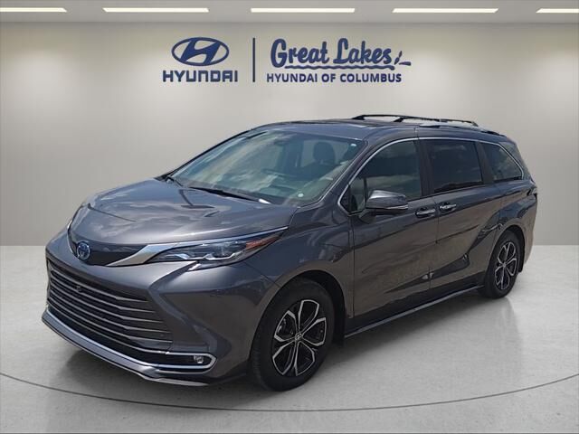 2025 Toyota Sienna Platinum 7-Passenger — photo 1 of 10