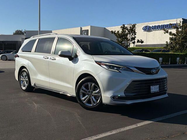 2021 Toyota Sienna Platinum 7-Passenger