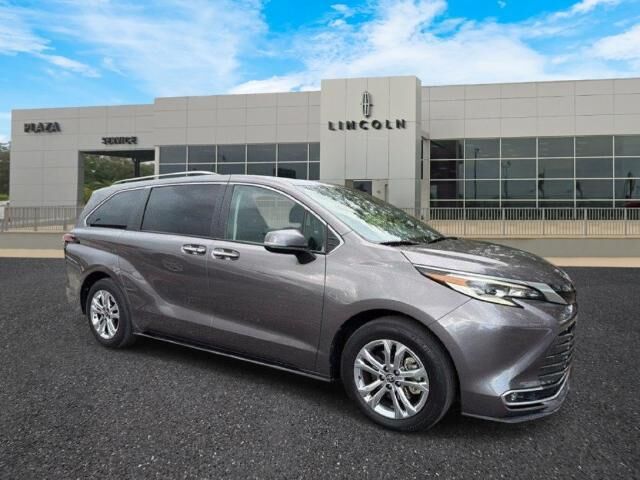 2023 Toyota Sienna Platinum 7-Passenger