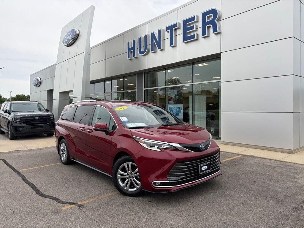 2022 Toyota Sienna Platinum 7-Passenger — photo 1 of 1