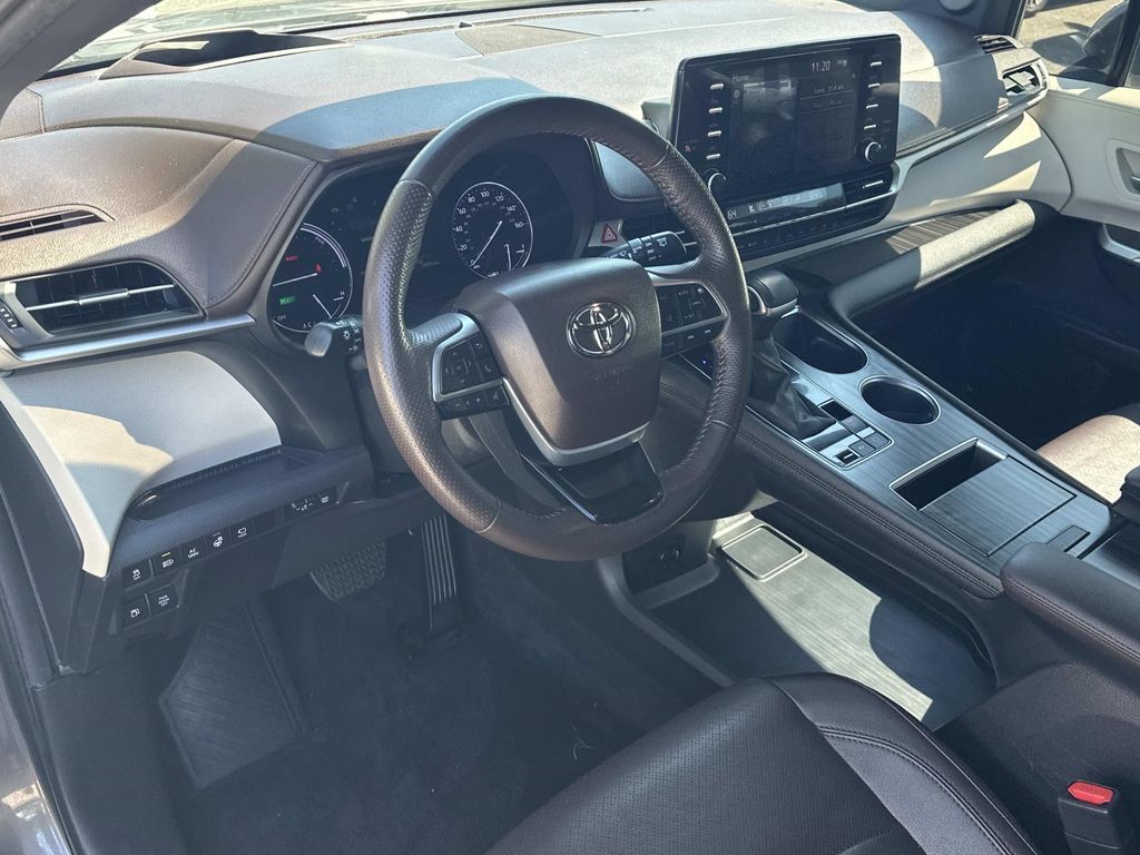 2023 Toyota Sienna Platinum — photo 1 of 12