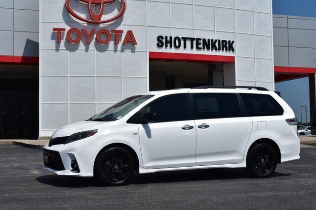2020 Toyota Sienna SE 7-Passenger — photo 1 of 13