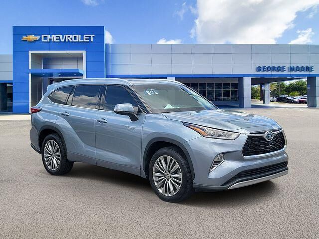 2021 Toyota Highlander Hybrid Platinum — photo 1 of 39