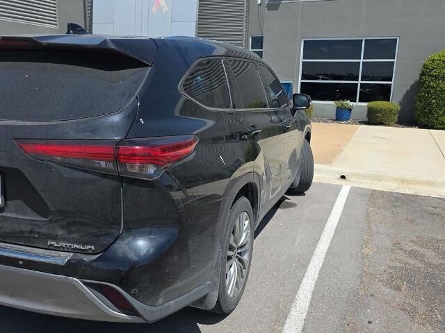 2020 Toyota Highlander Platinum — photo 1 of 2