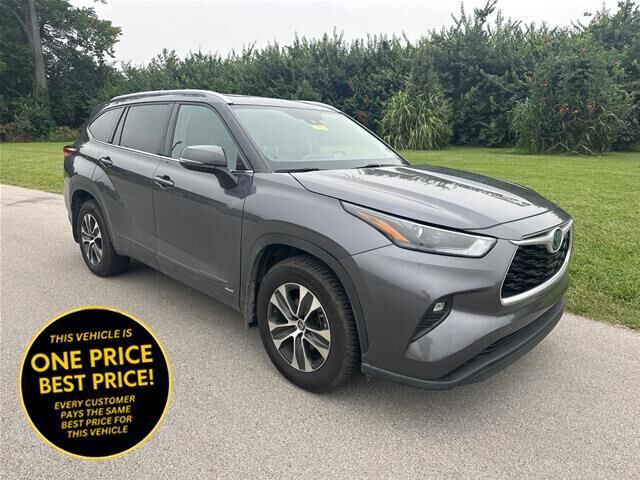 2022 Toyota Highlander Hybrid XLE — photo 1 of 24
