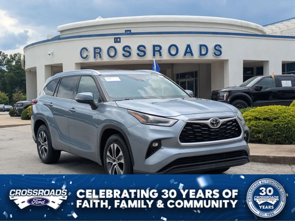 2021 Toyota Highlander XLE — photo 1 of 14