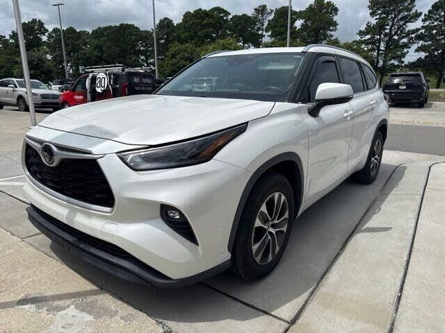 2021 Toyota Highlander XLE — photo 1 of 1