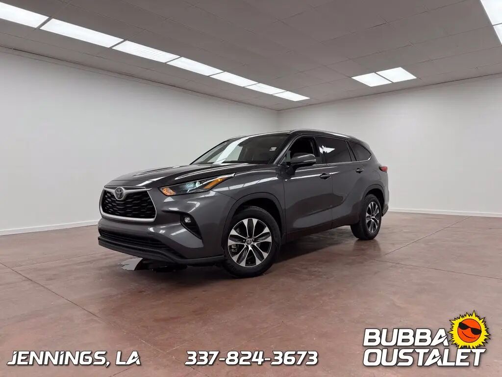 2022 Toyota Highlander XLE — photo 1 of 13