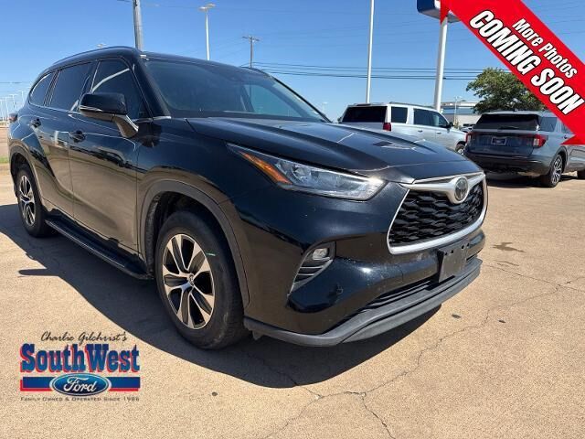 2020 Toyota Highlander XLE — photo 1 of 13