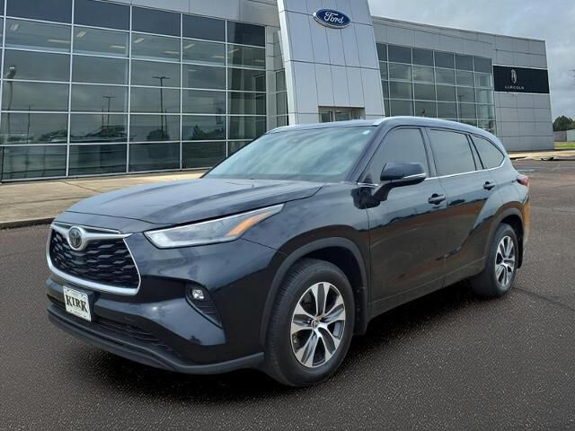 2021 Toyota Highlander XLE — photo 1 of 26