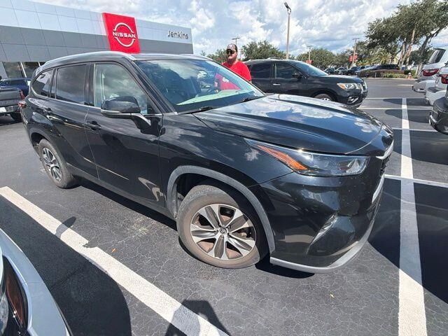 2022 Toyota Highlander XLE — photo 1 of 2