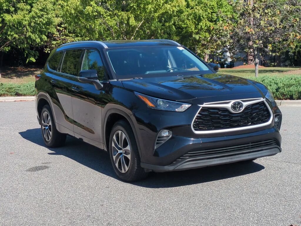2022 Toyota Highlander XLE — photo 1 of 13