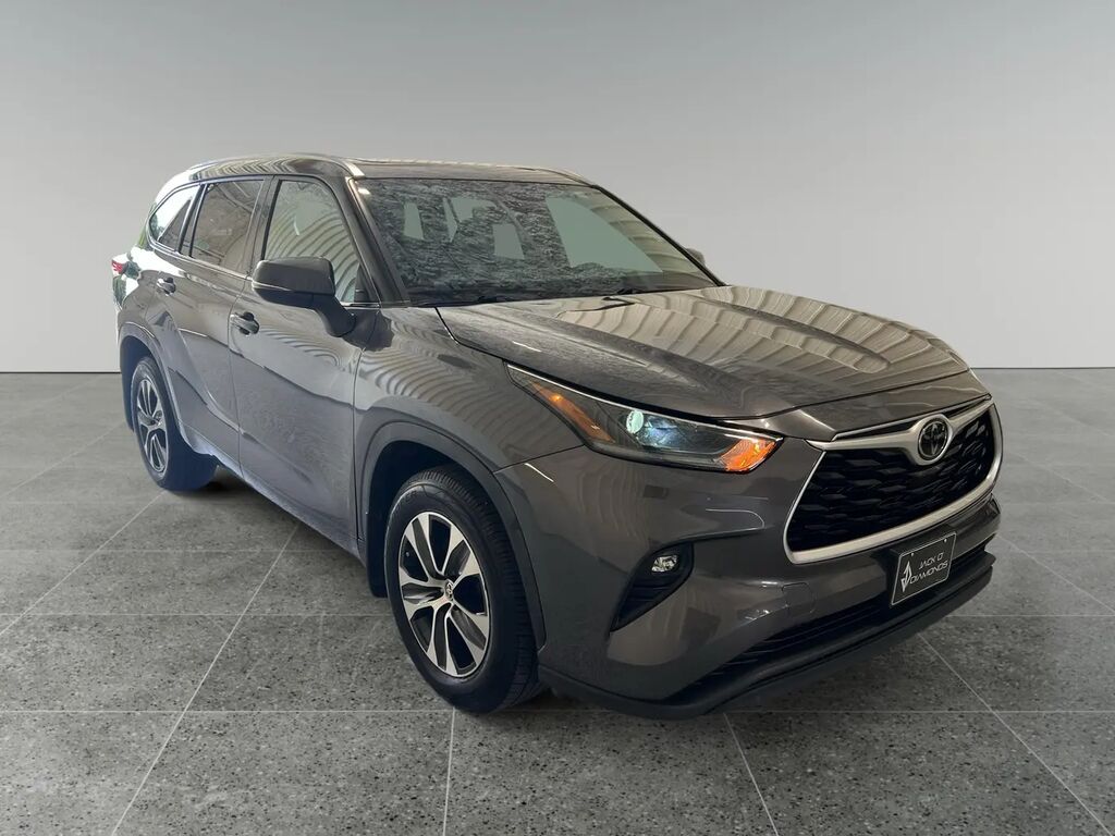 2021 Toyota Highlander XLE — photo 1 of 13