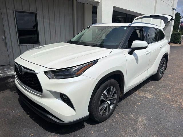 2021 Toyota Highlander XLE — photo 1 of 16