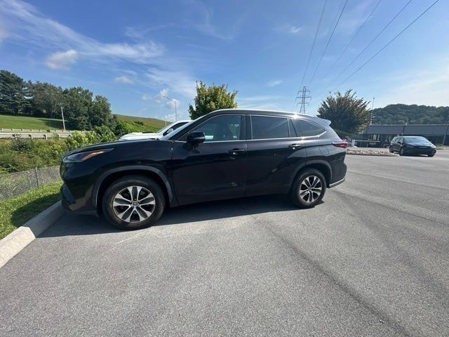 2022 Toyota Highlander XLE — photo 1 of 19