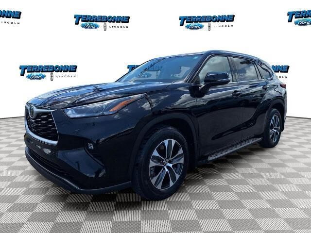 2022 Toyota Highlander XLE — photo 1 of 13