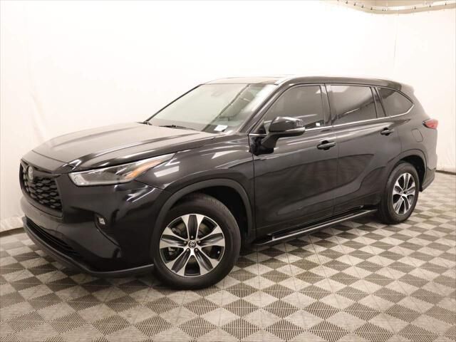 2021 Toyota Highlander XLE — photo 1 of 5