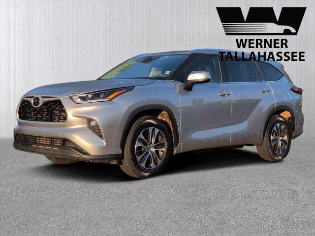 2021 Toyota Highlander XLE — photo 1 of 13