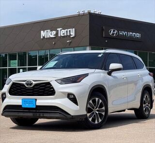 2022 Toyota Highlander XLE — photo 1 of 13