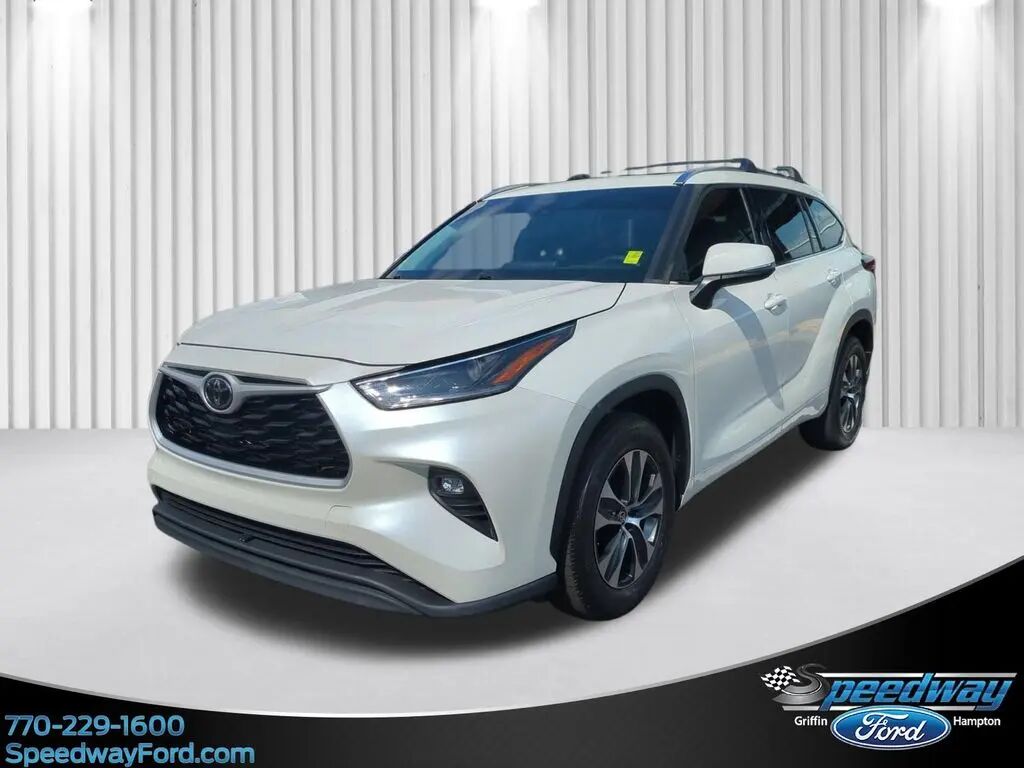 2021 Toyota Highlander XLE — photo 1 of 13