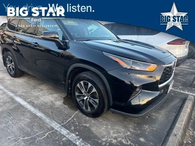 2022 Toyota Highlander XLE — photo 1 of 18