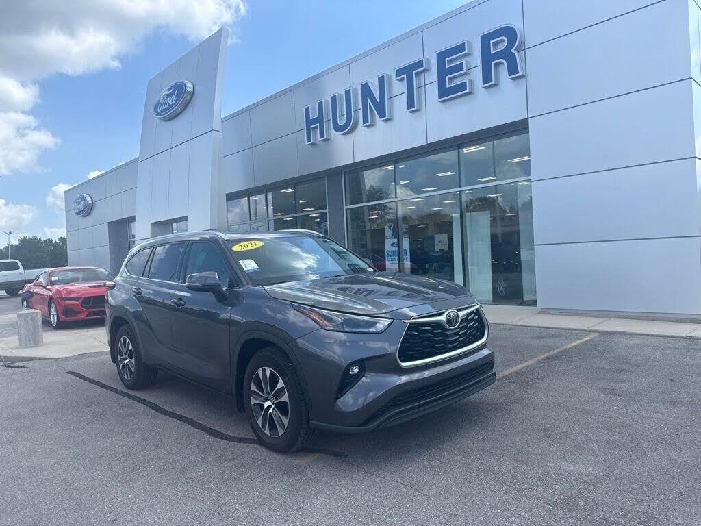 2021 Toyota Highlander XLE — photo 1 of 2