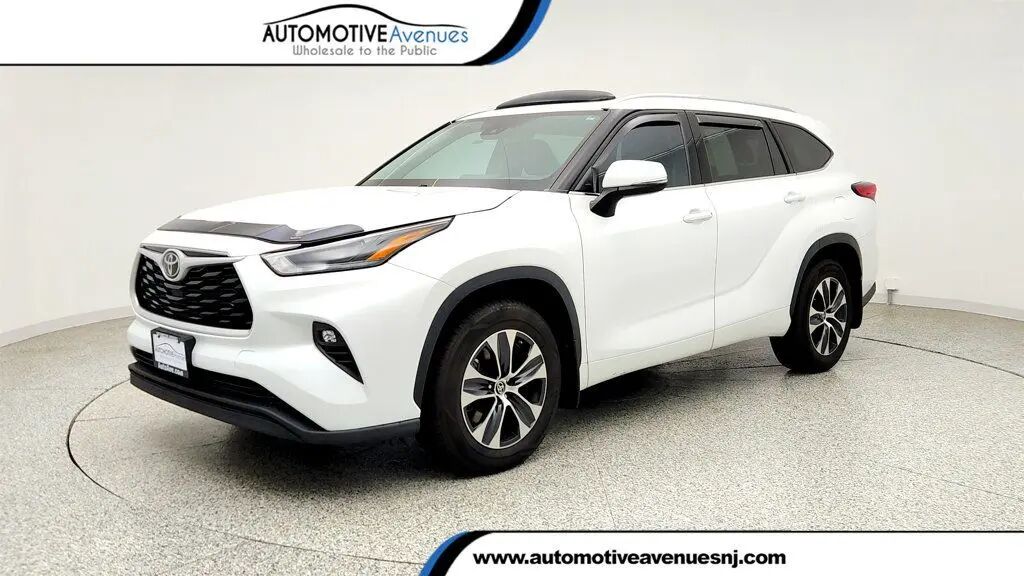 2022 Toyota Highlander XLE — photo 1 of 26