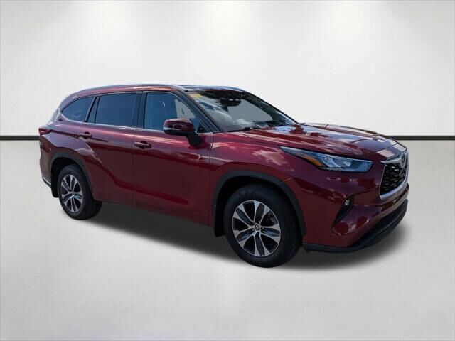 2020 Toyota Highlander XLE — photo 1 of 13