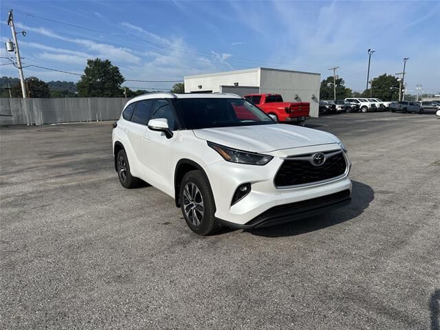 2022 Toyota Highlander XLE — photo 1 of 26