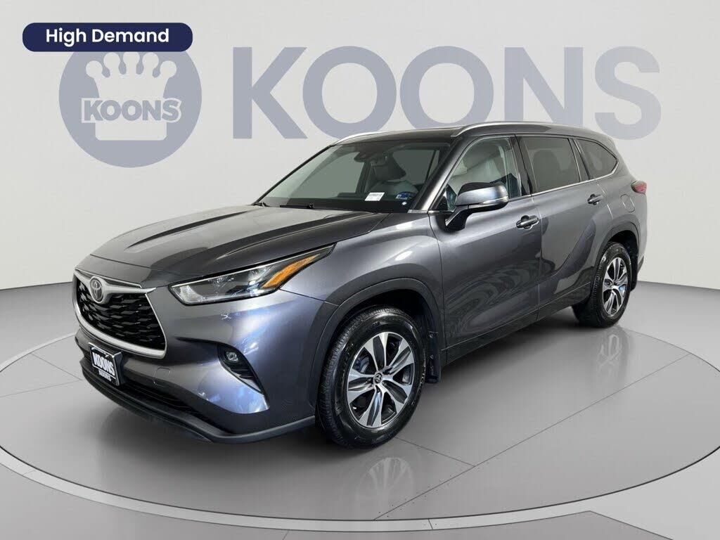 2021 Toyota Highlander XLE — photo 1 of 2
