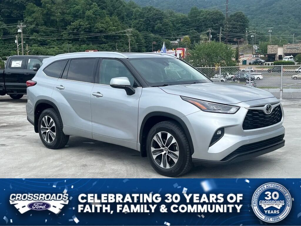 2022 Toyota Highlander XLE — photo 1 of 14
